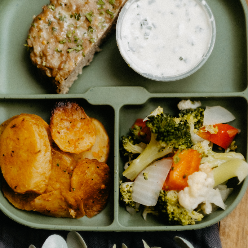 Hamburger steak aux oignons caramélisés et sauce aux champignons poivrée