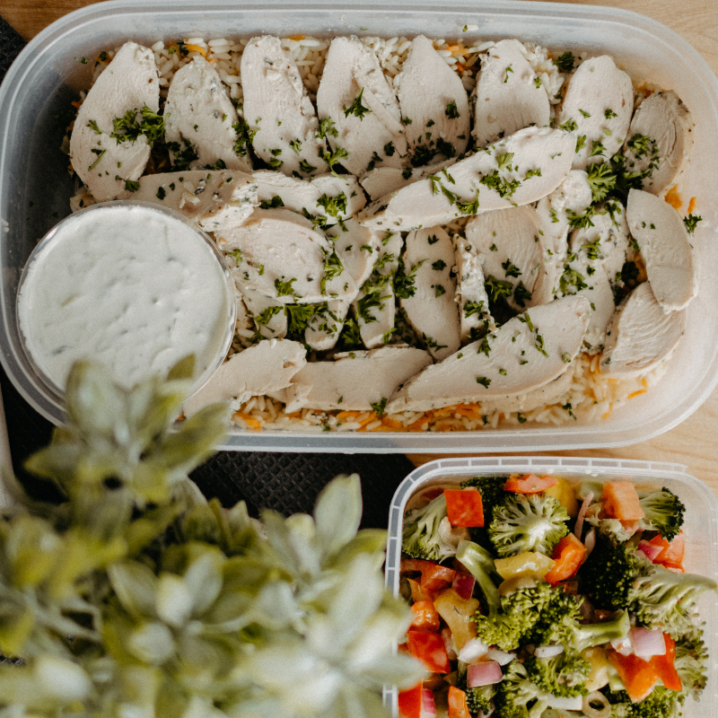 Poitrine de poulet grillée et sauce à l’oignon