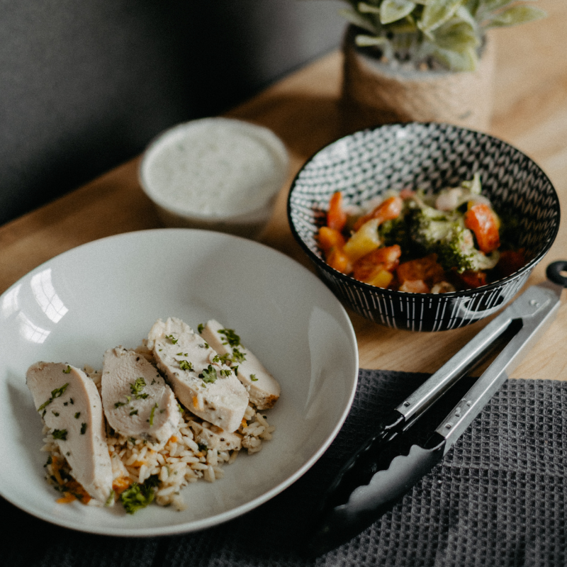 Poulet au pesto et orzo aux légumes grillés