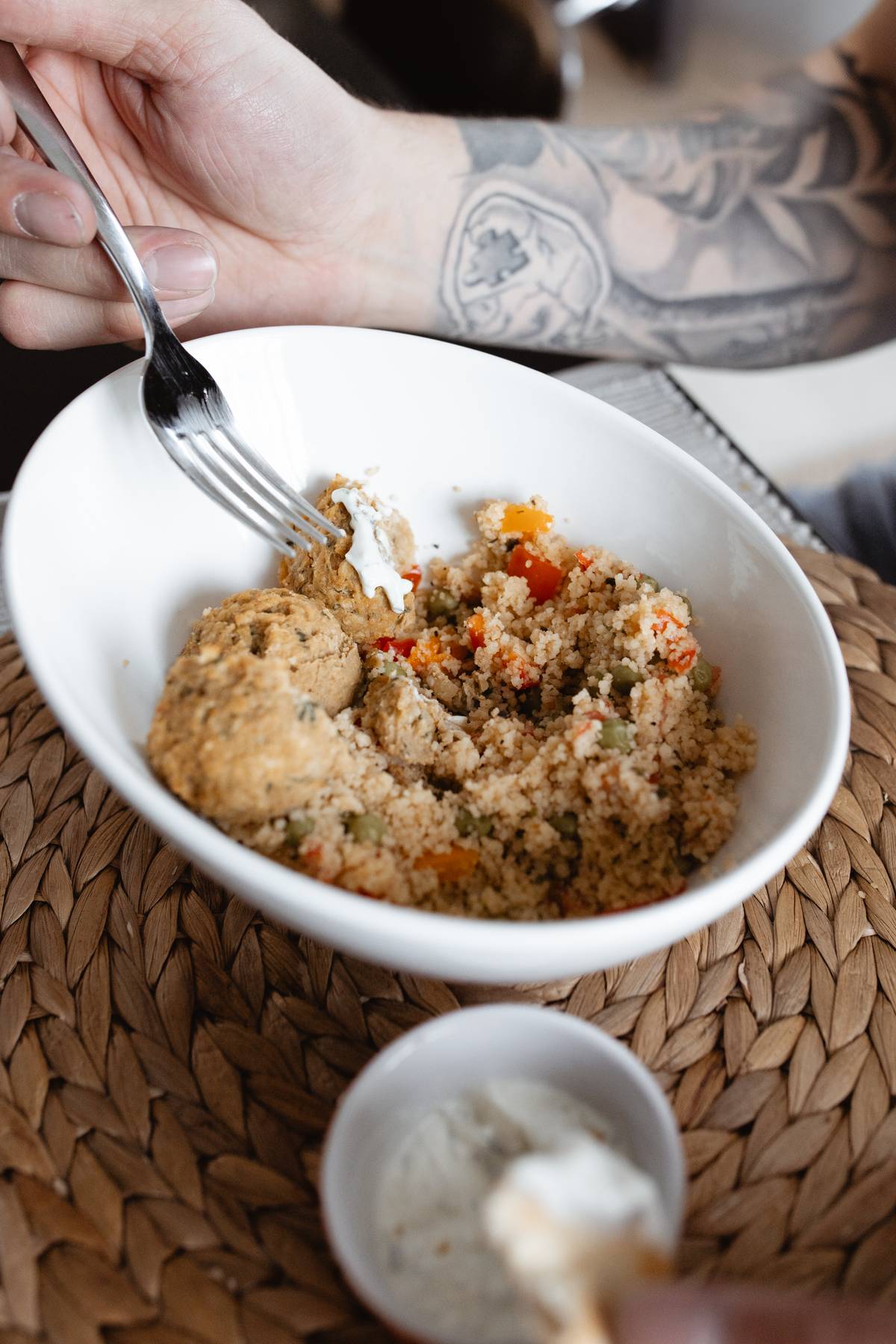 Boulettes de tofu à l’italienne, orzo & sauce tomate à l’aubergine