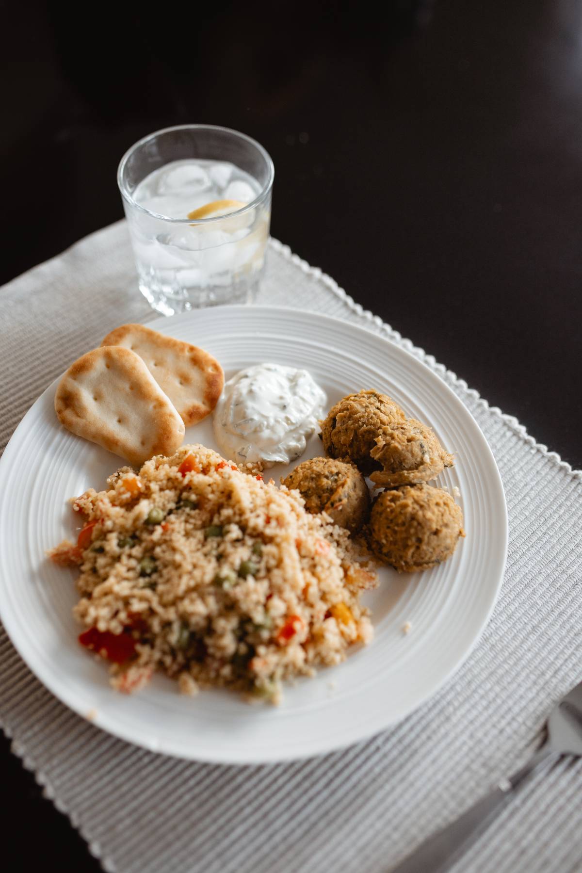 Boulettes de tofu à l’italienne, orzo & sauce tomate à l’aubergine