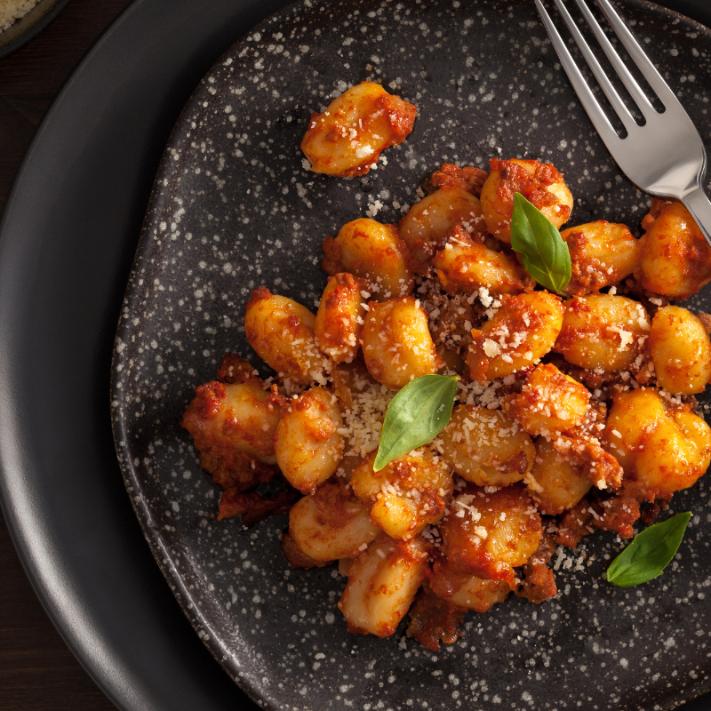 Gnocchis moelleux accompagnés de poulet tendre et d’une sauce chasseur parfumée aux légumes.