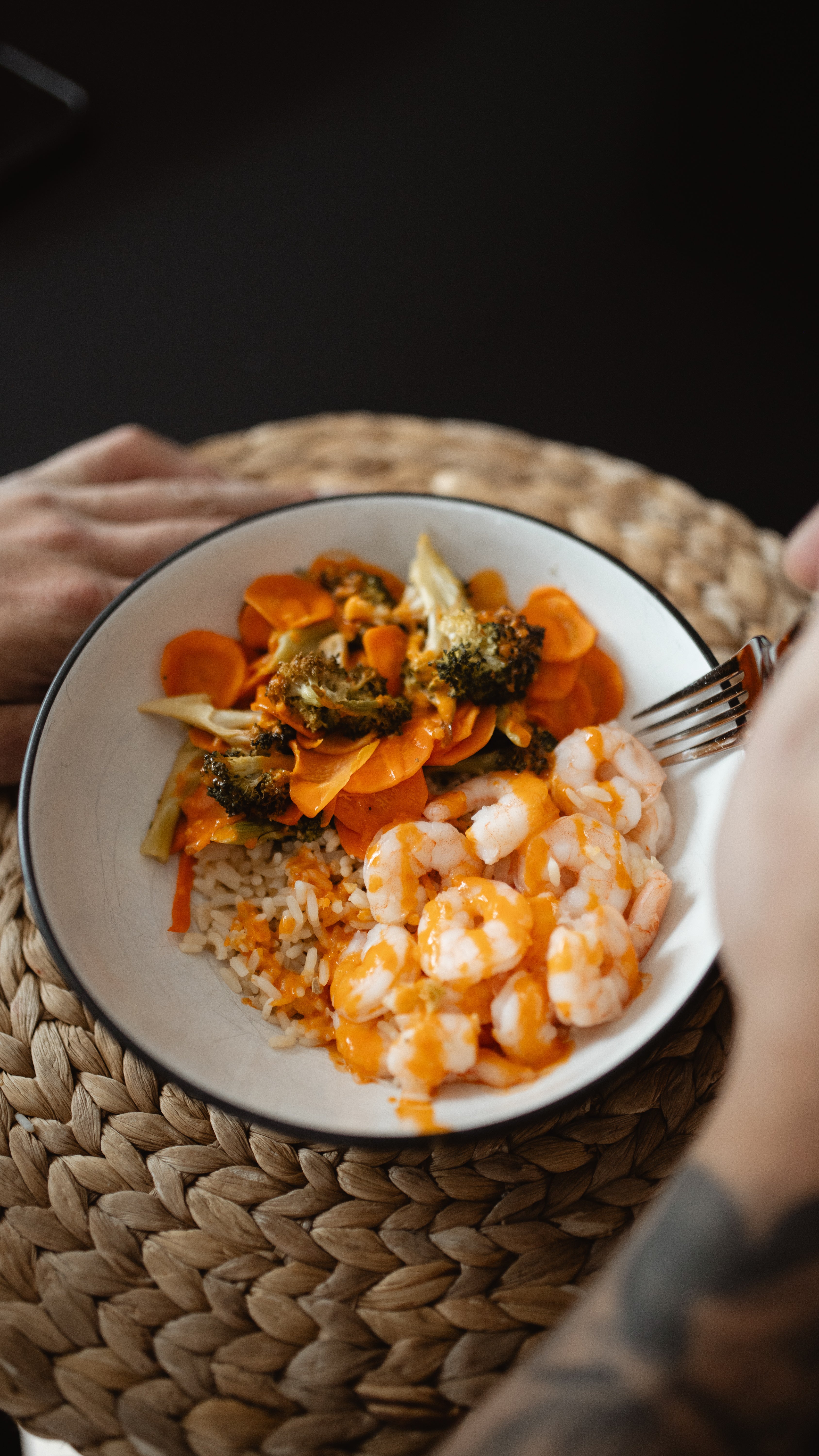 Crevettes Buffalo, riz pilaf et légumes