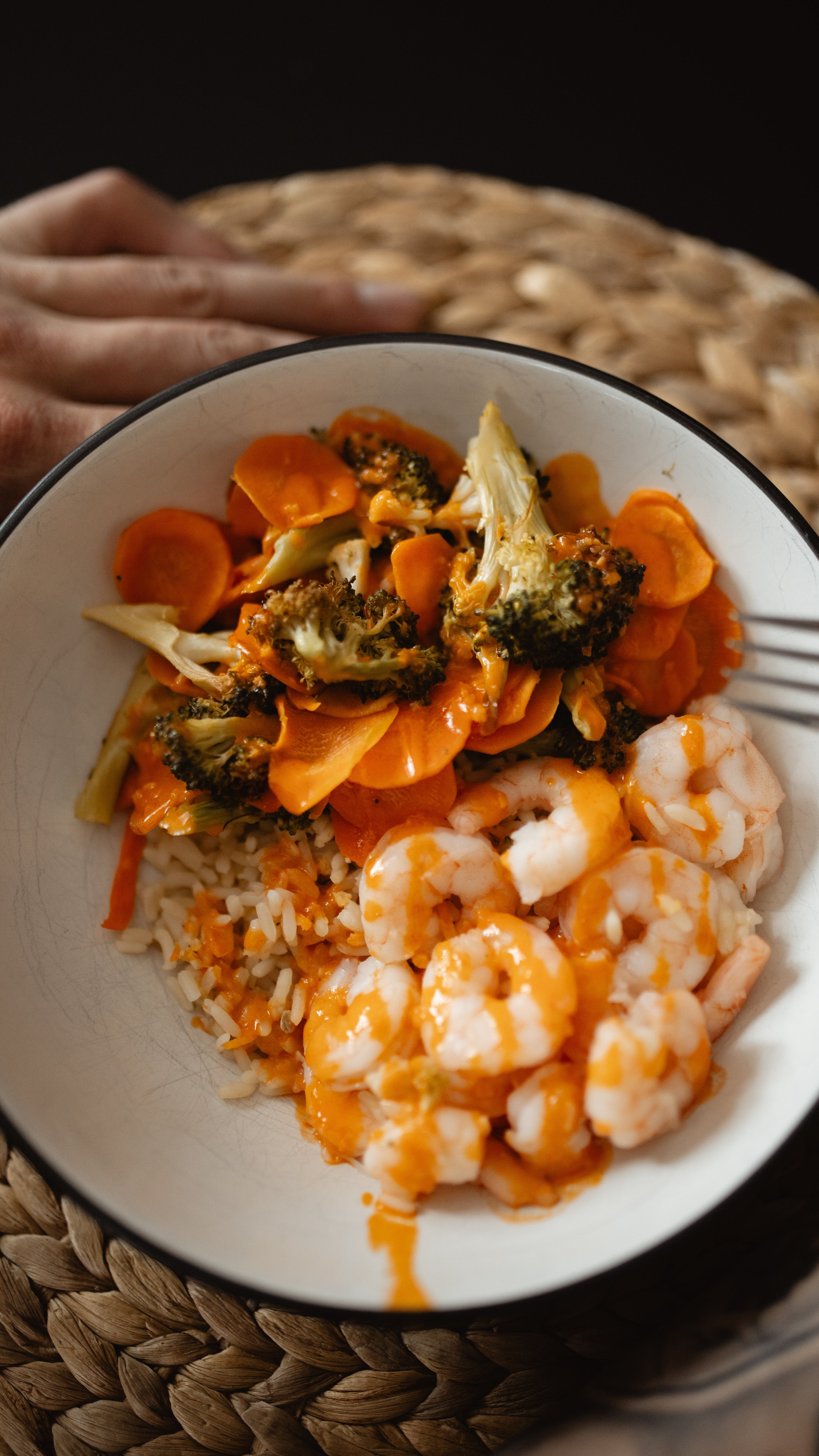 Riz aux crevettes, ail et aneth, chou-fleur et brocoli rôtis