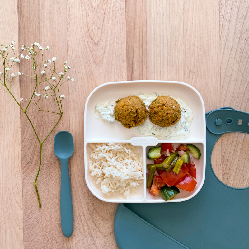 Croquettes de tofu et quinoa aux épinards et poivrons, accompagnées de riz pilaf et légumes colorés. Repas végétarien prêt-à-manger.