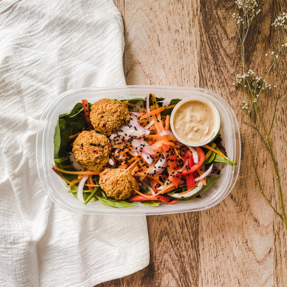 Croquettes dorées aux pois chiches prêtes à être dégustées.
