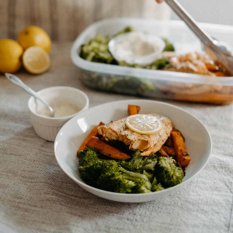 Saumon, sauce pois vert, menthe et basilic