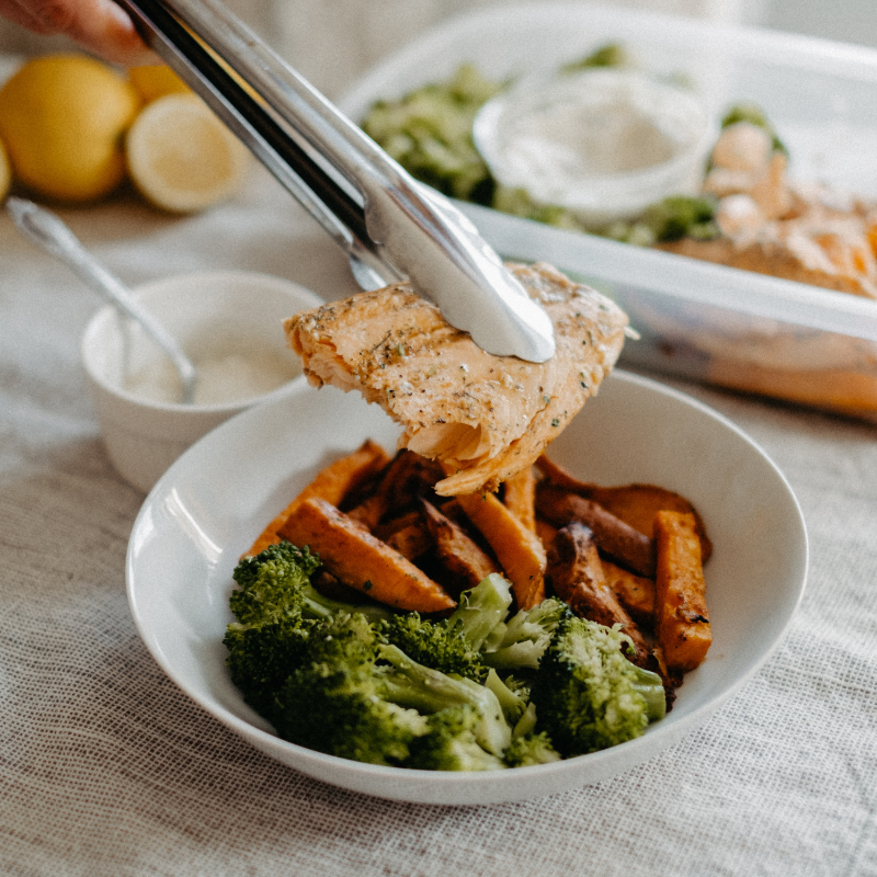 Saumon, sauce pois vert, menthe et basilic