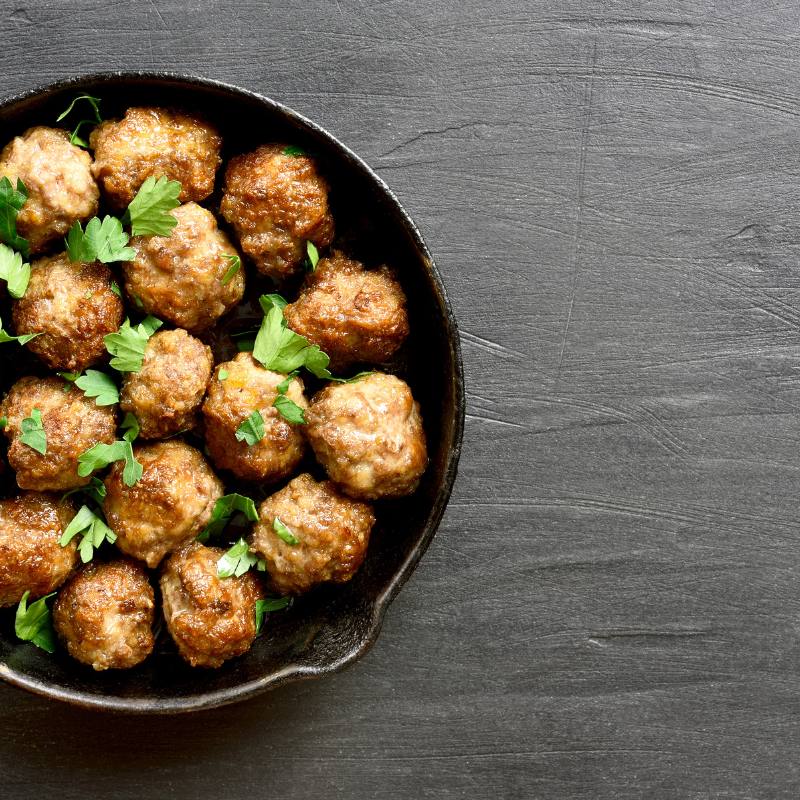 Tendres boulettes de porc aux oignons caramélisés et fines herbes, parfaites pour un repas réconfortant.