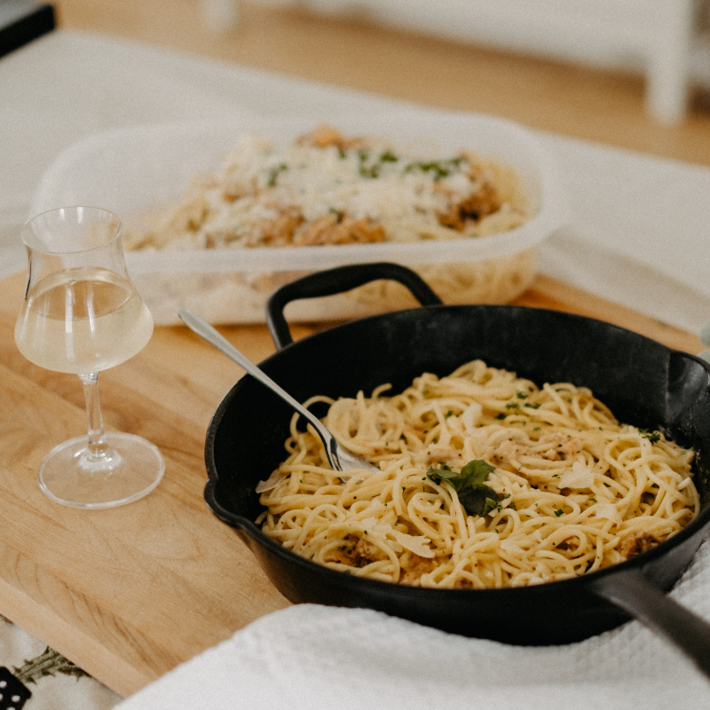 Spaghetti à la sauce crémeuse dijon et saucisse italienne