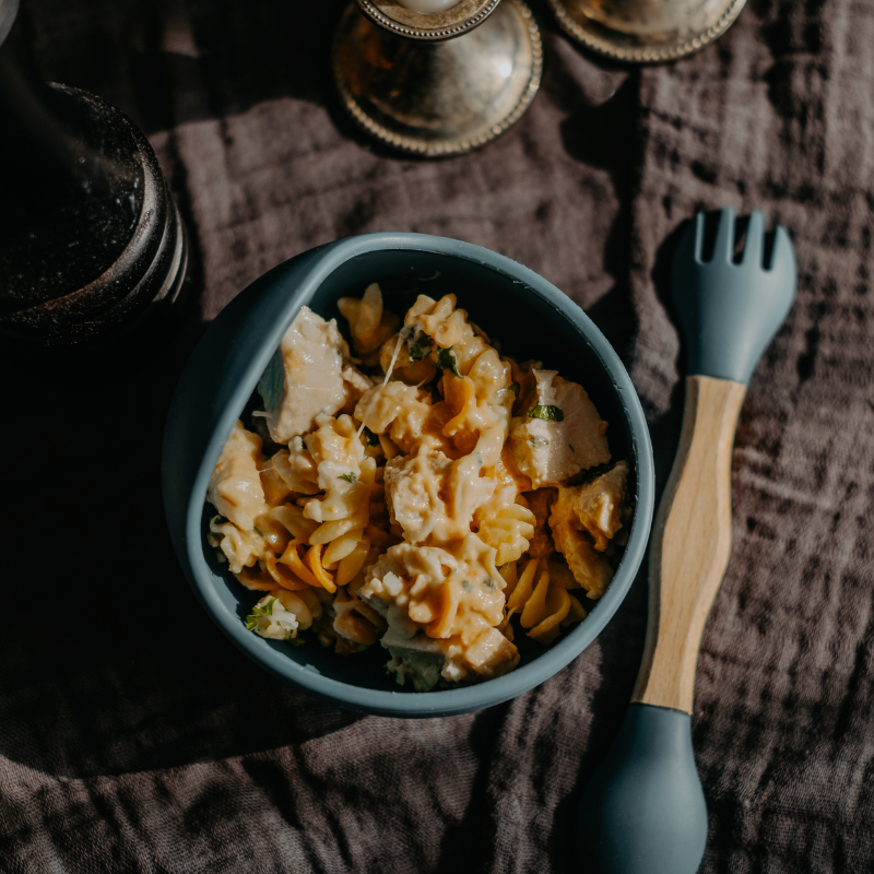 Rotini à l’ail et parmesan, poulet cajun et pois verts
