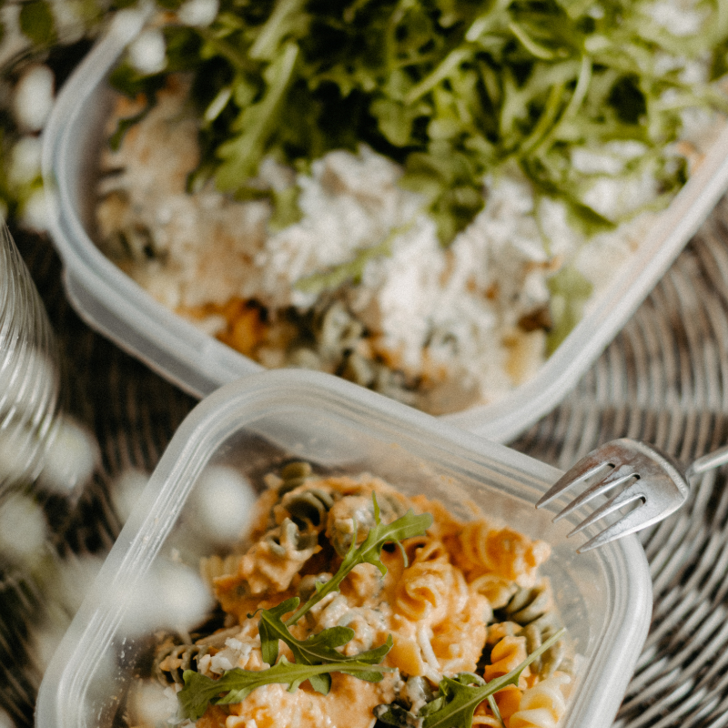 Rotini à l’ail et parmesan, poulet cajun et pois verts