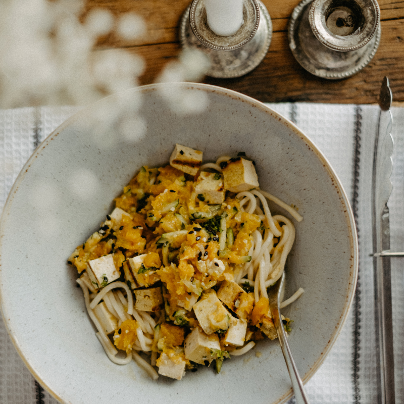 Palak tofu et riz basmati citron-coriandre, avec chou-fleur rôti aux épices