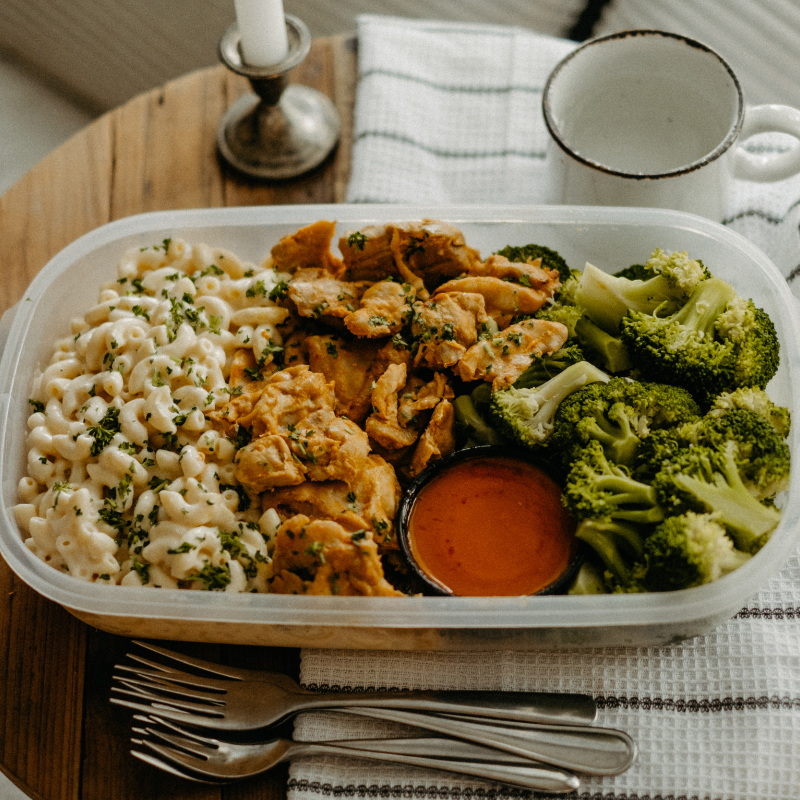 Poulet Buffalo sur mac and cheese