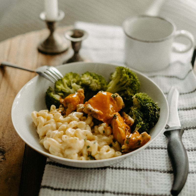 Poulet Buffalo sur mac and cheese