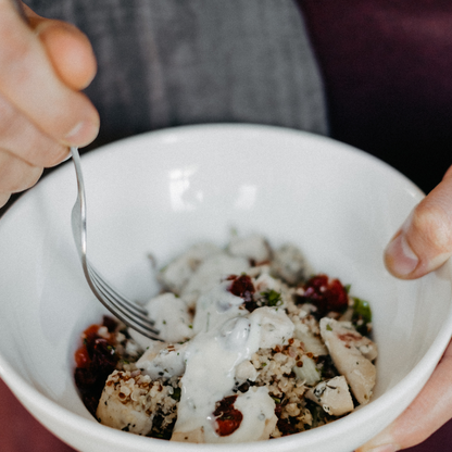Bol de quinoa, poulet et canneberges