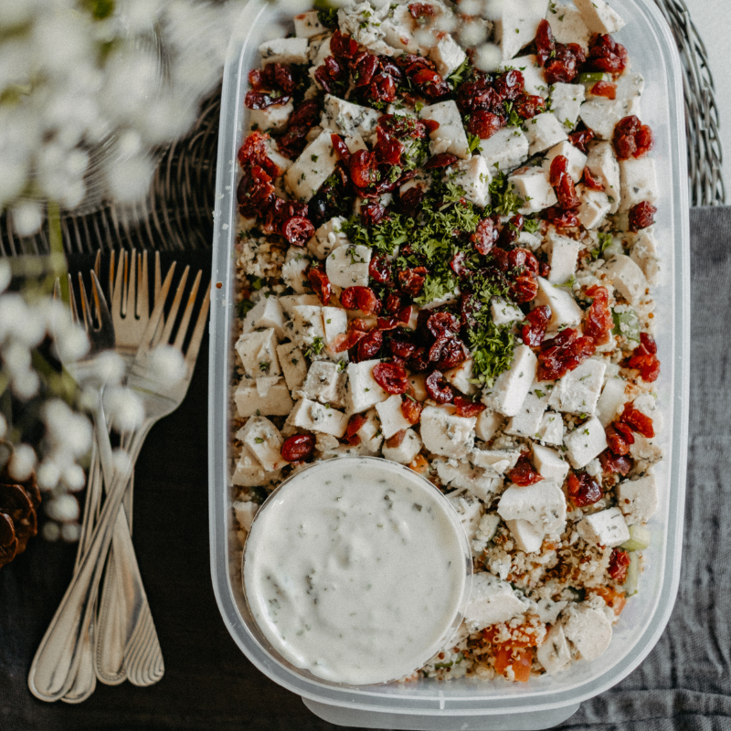 Bol de quinoa, poulet et canneberges