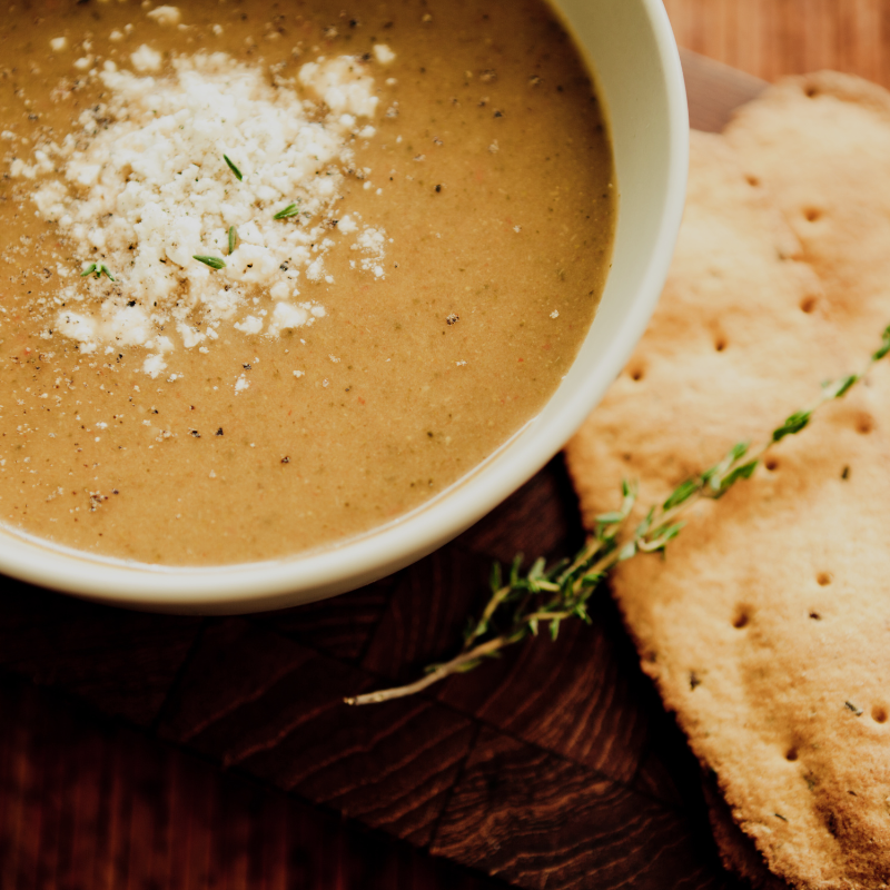 Potage aux légumes, crème sure et sriracha