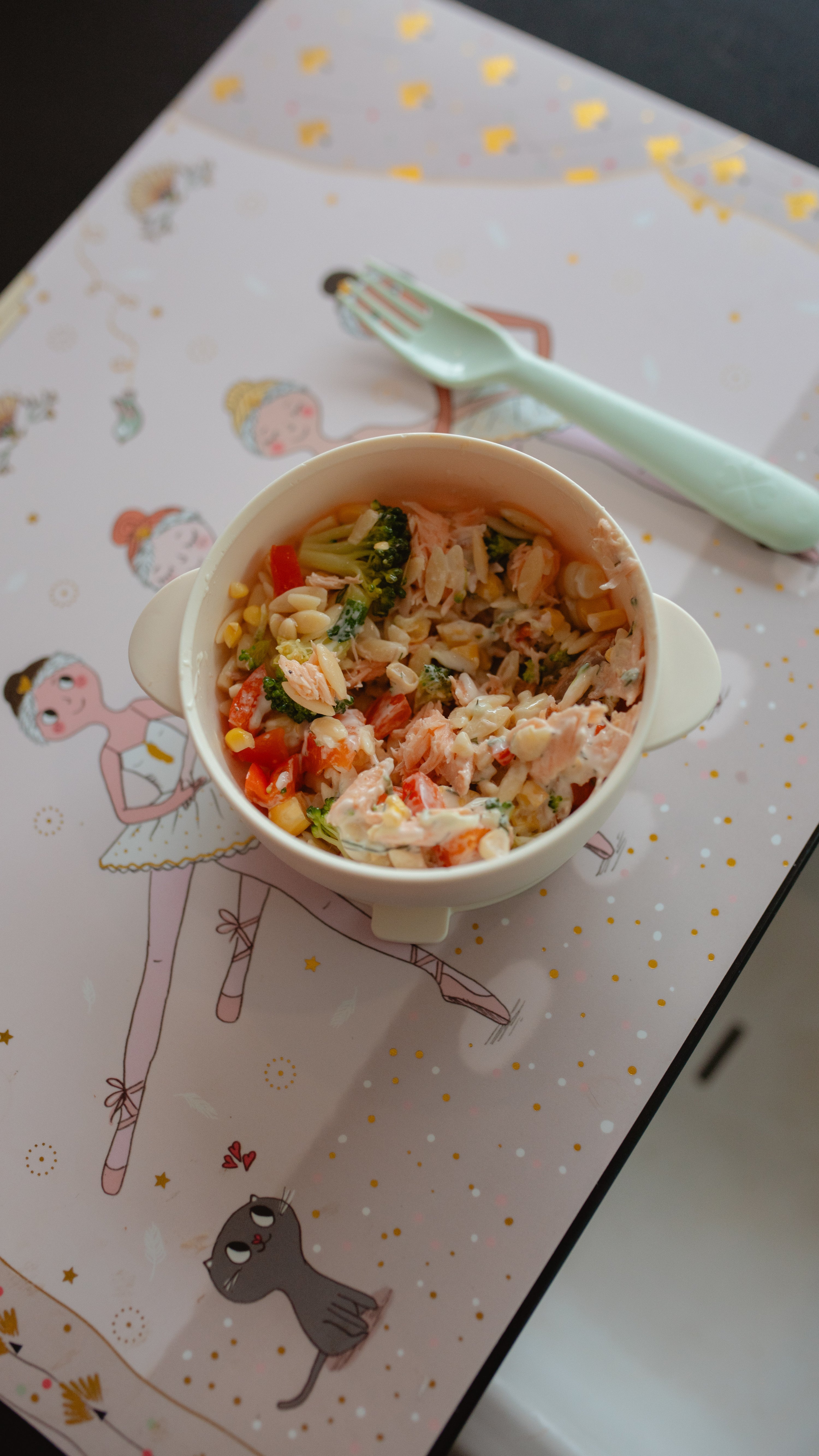Bol de saumon, quinoa, vinaigrette à l’aneth et pickle de chou rouge