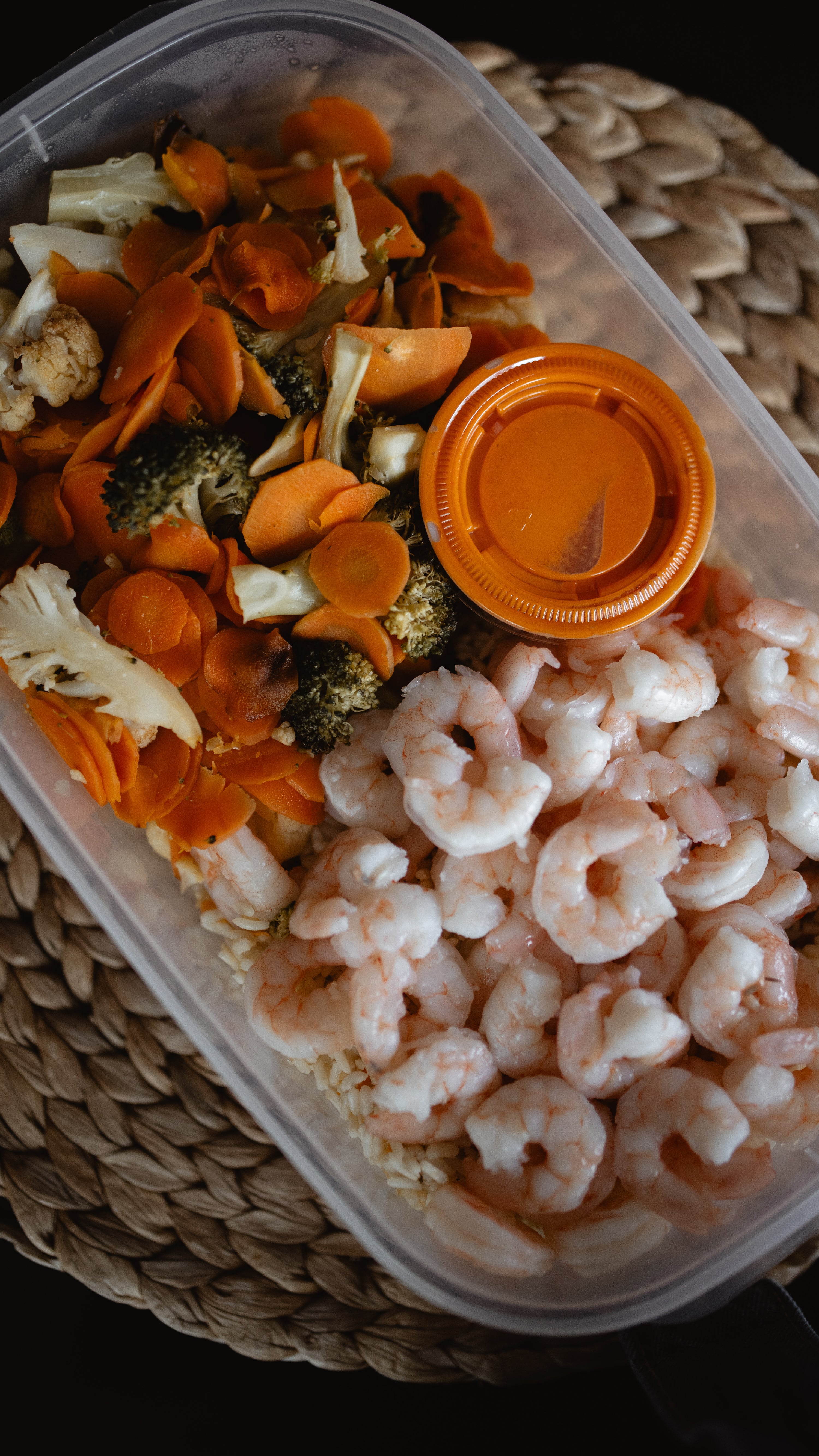 Riz aux crevettes, ail et aneth, chou-fleur et brocoli rôtis