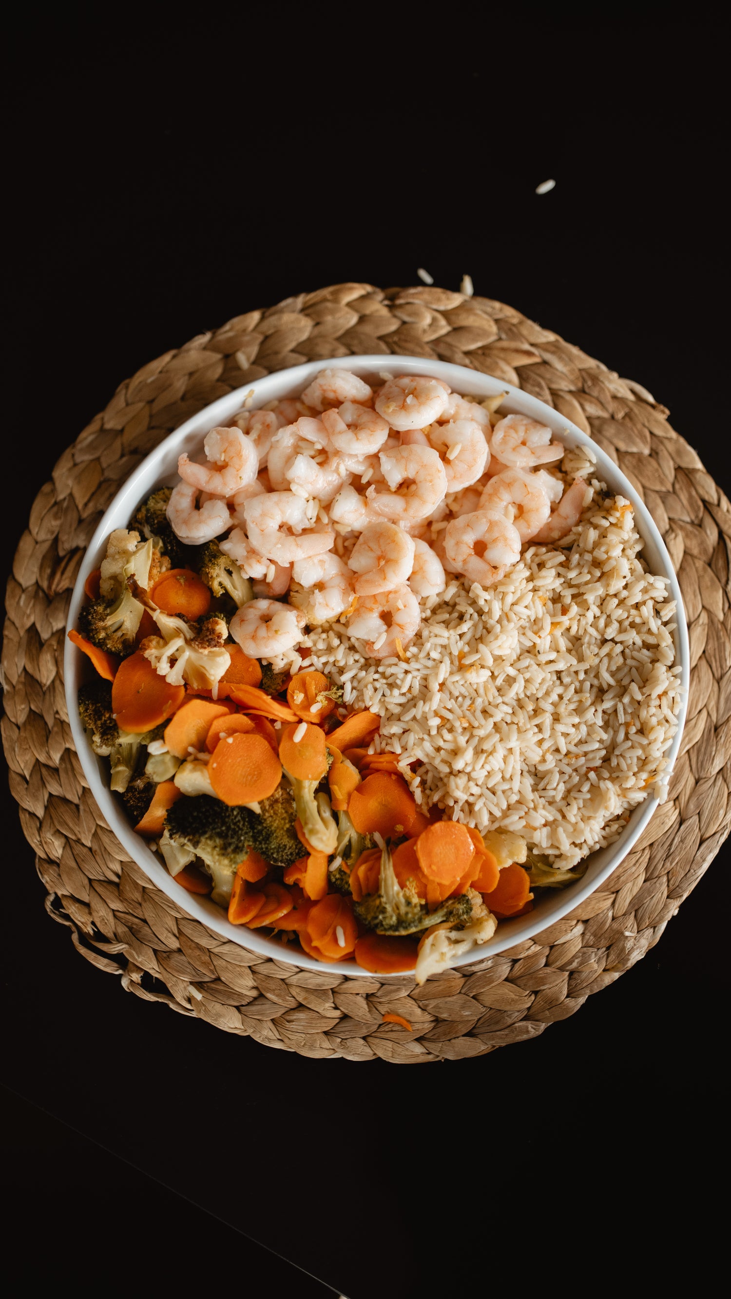 Crevettes Buffalo, riz pilaf et légumes