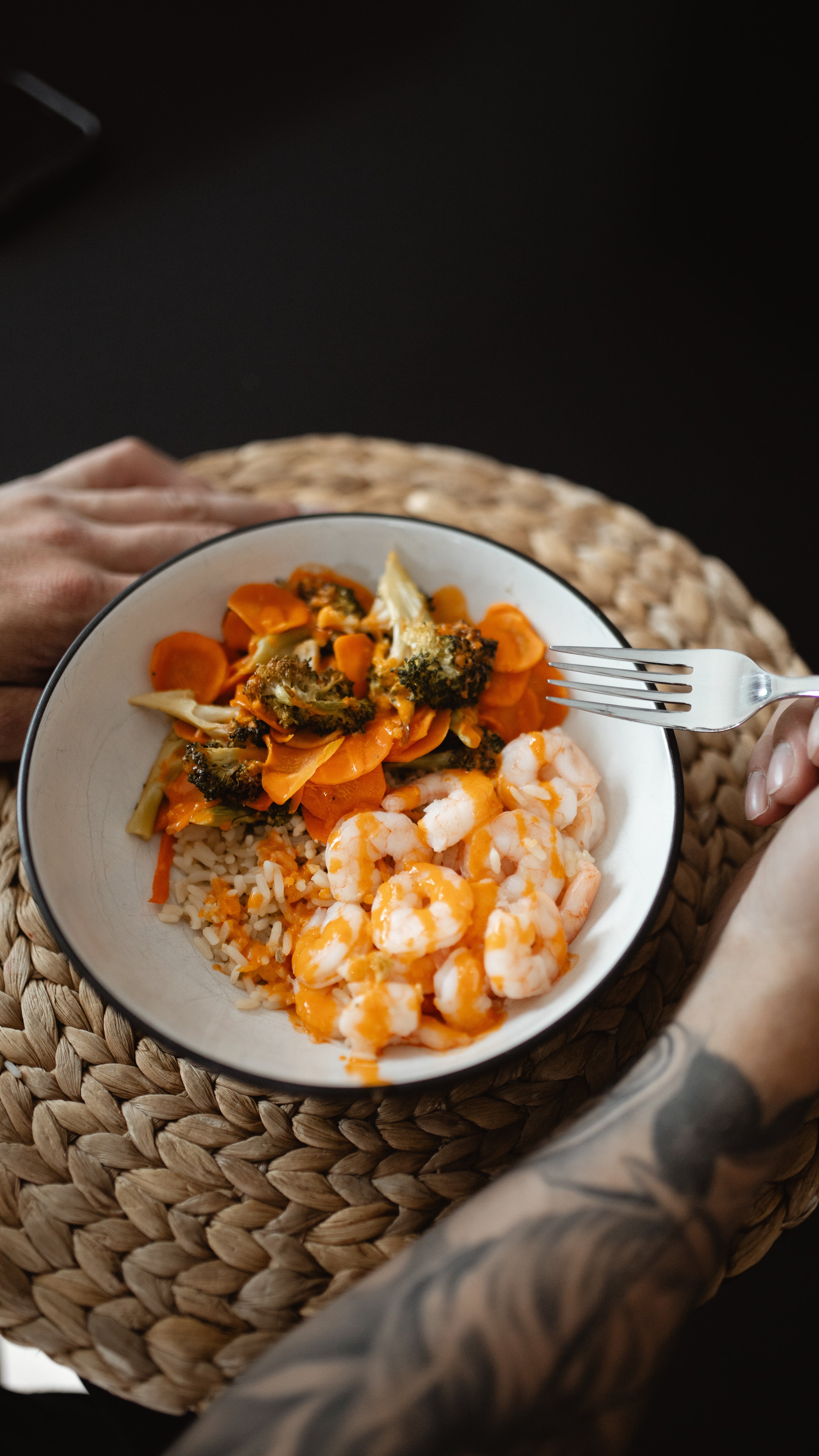 Riz aux crevettes, ail et aneth, chou-fleur et brocoli rôtis