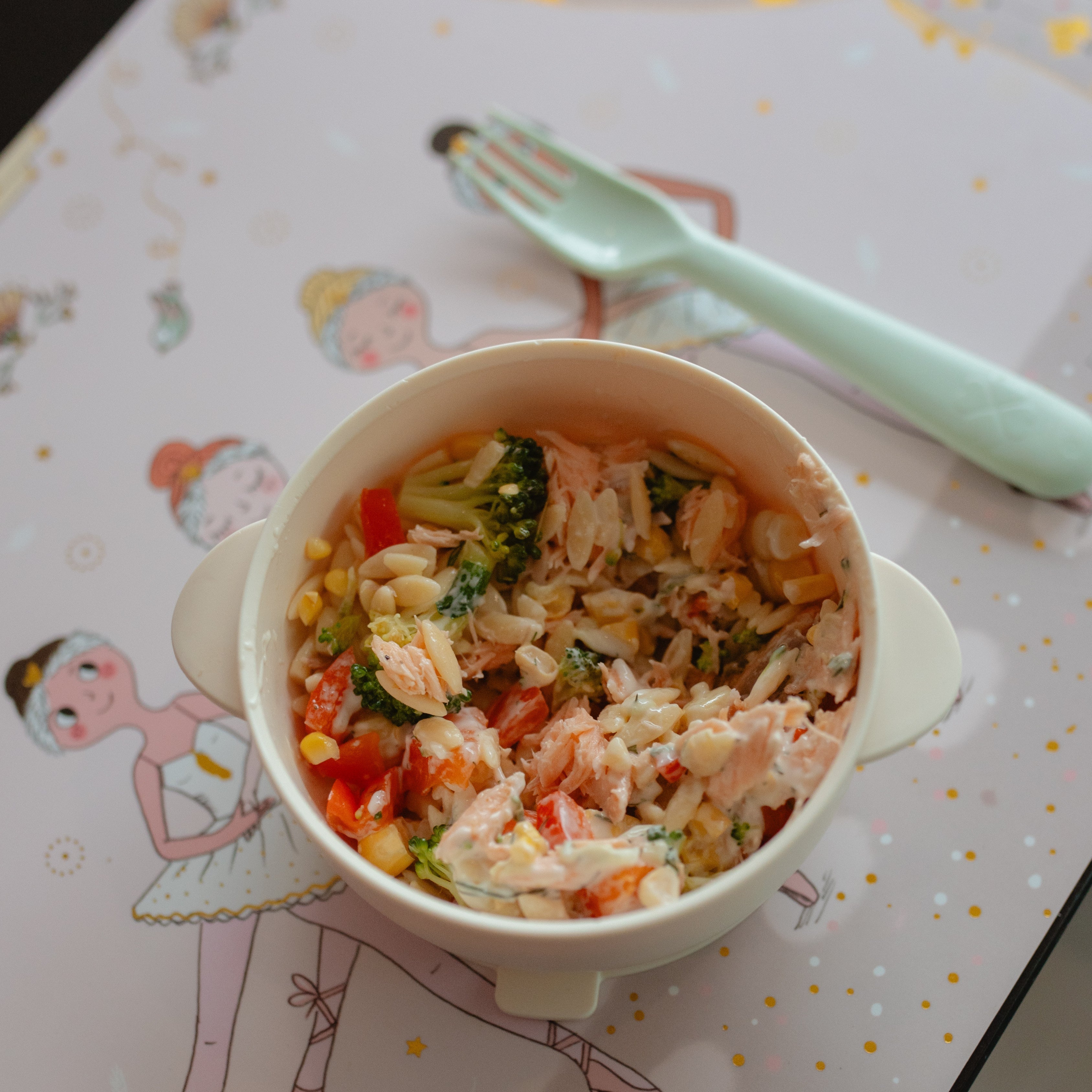Bol orzo saumon et légumes