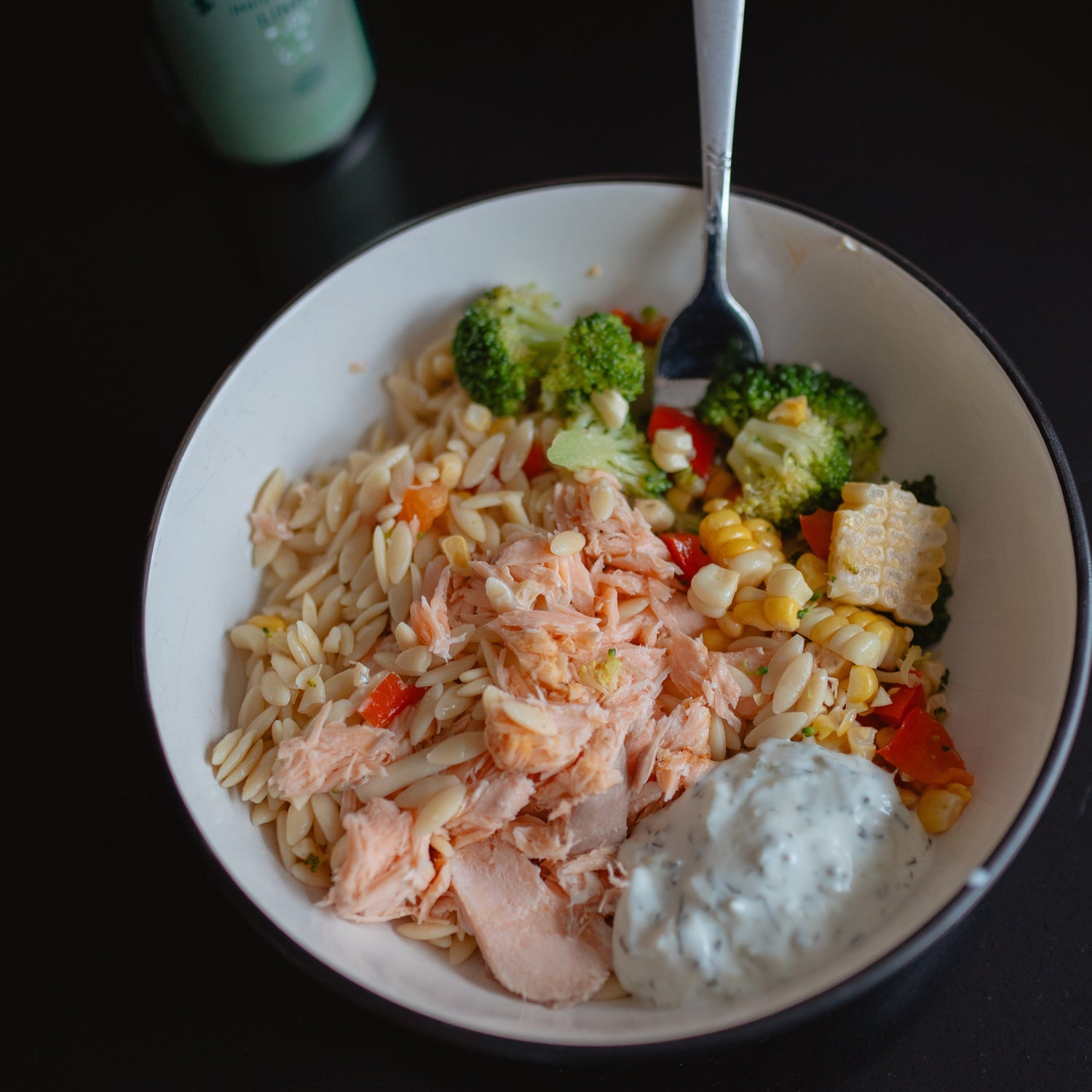 Bol orzo saumon et légumes