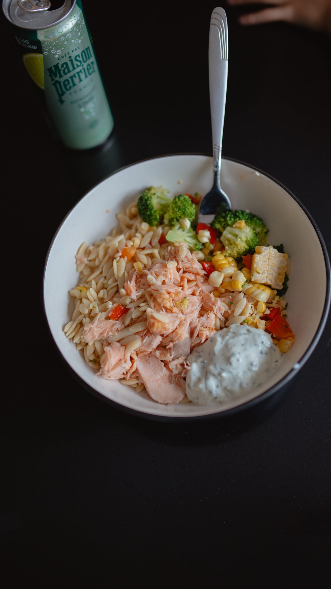 Bol de saumon, quinoa, vinaigrette à l’aneth et pickle de chou rouge.