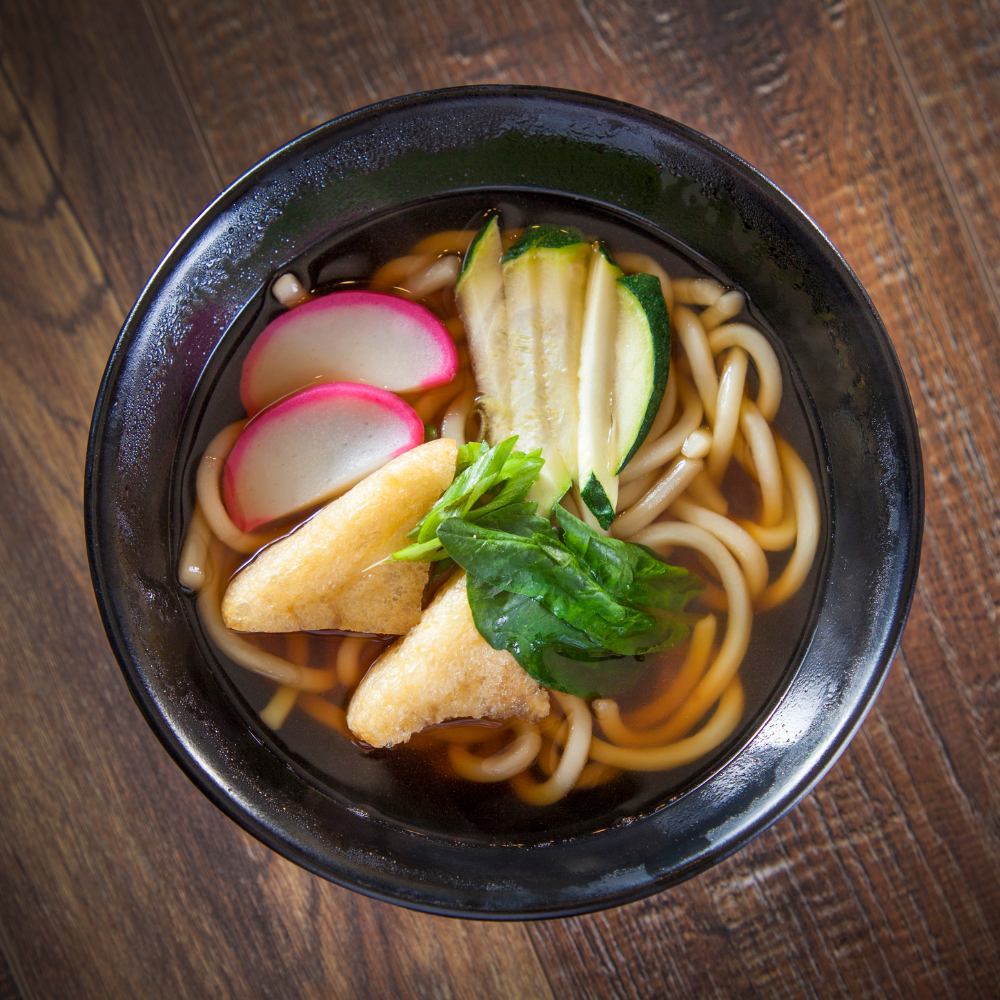 Bol de tofu aux nouilles udon, bouillon miso à l’érable et champignons
