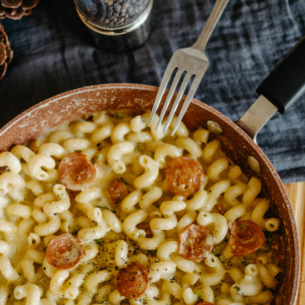 Pâtes sauce pesto, chorizo, brocoli et cheddar