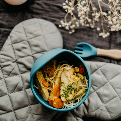 Poulet tendre, vermicelles de riz et légumes croquants dans une sauce douce au lait de coco, un repas équilibré pour enfants en garderie.