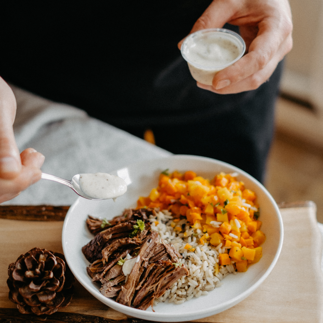 Riz et légumes colorés accompagnés de saucisse de porc locale et parmesan, un repas réconfortant pour toute la famille.