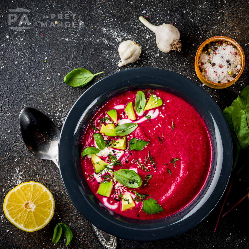 Velouté de betterave crémeux préparé avec bouillon de volaille, chou rouge, poireaux, et oignons, parfait pour un repas réconfortant livré par PA le prêt-à-manger.