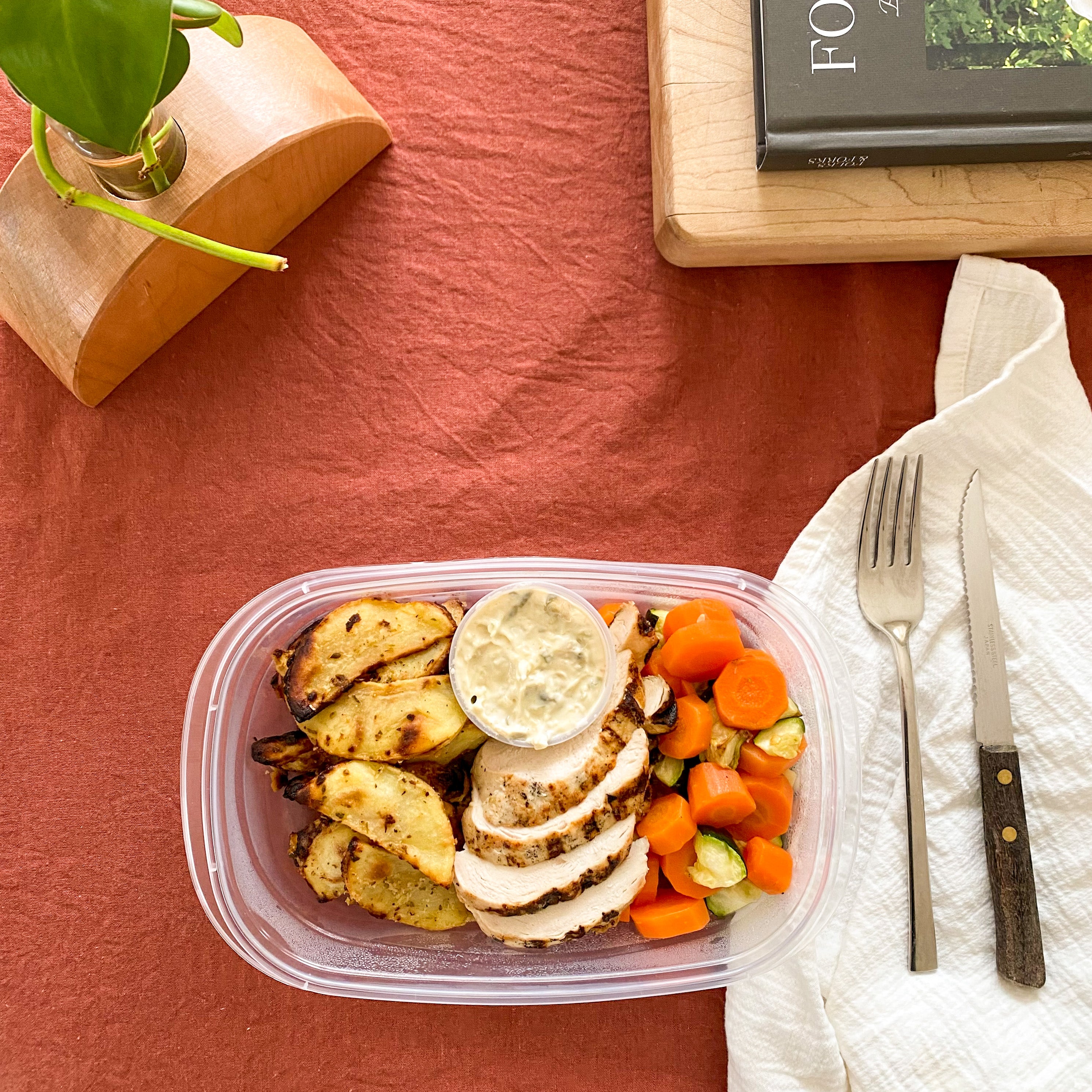 Poulet à la grecque, riz à l’origan et légumes grillés, sauce tzatziki
