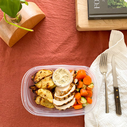 Poulet à la grecque, riz à l’origan et légumes grillés, sauce tzatziki