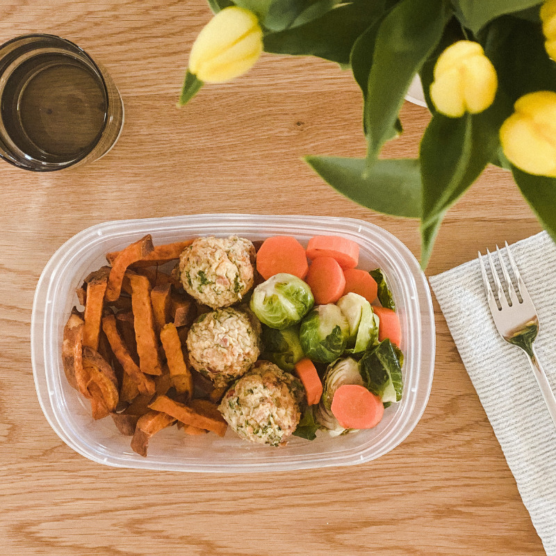 Boulettes de poulet ricotta &amp; citron, nouilles au pesto