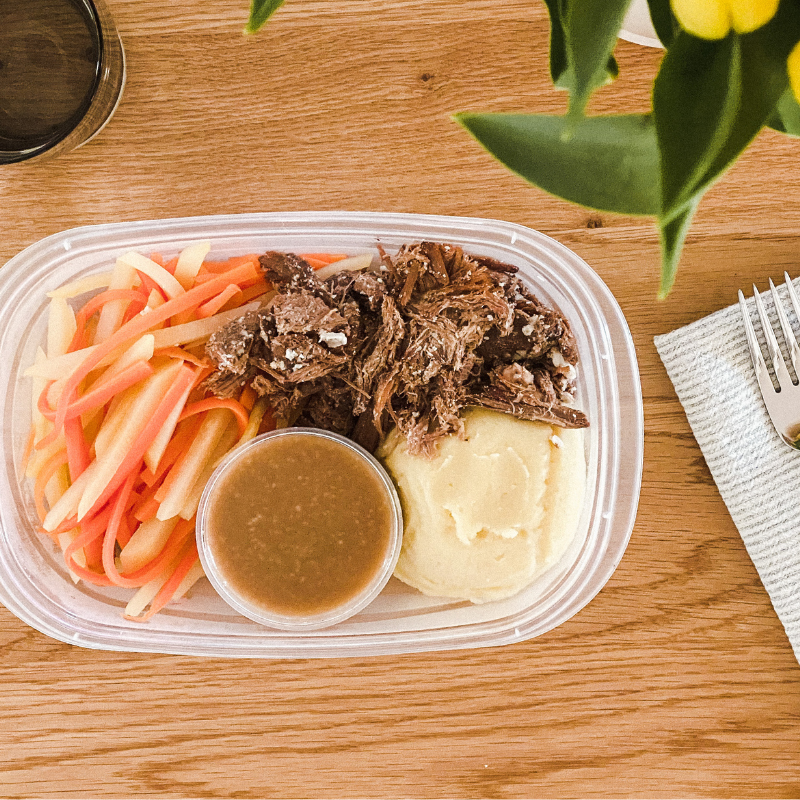 Filet d’épaule de bœuf tendre avec demi-glace à l’échalote française, purée au beurre et légumes rôtis, un classique revisité du menu de la semaine.